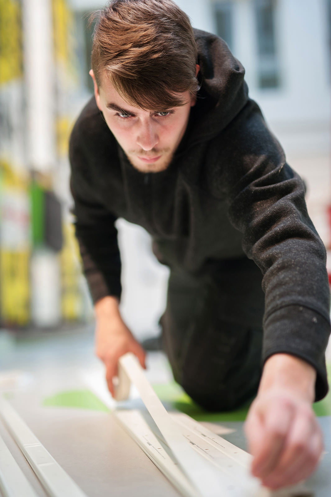Ein Arbeiter bearbeitet eine Leiste