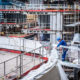 Ein Arbeiter der Meyer Werft hält eine industrielle Plastikabdeckung in der Hand, Papenburg, Deutschland