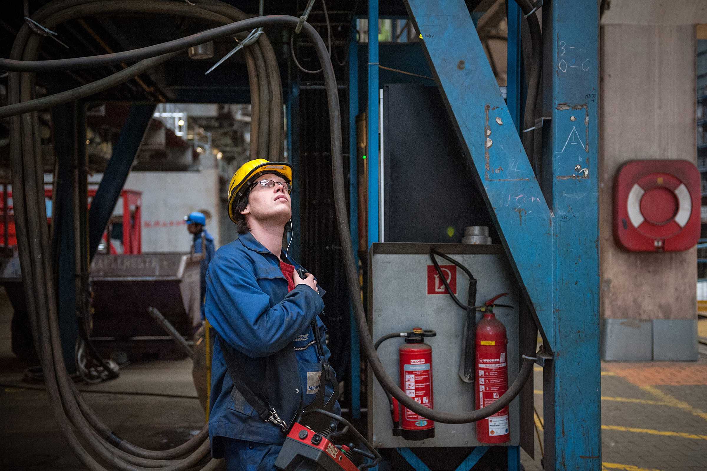 Ein Arbeiter der Meyer Werft steuert einen industriellen Hallenkran, Papenburg, Deutschland