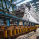 Bauarbeiten an einem Schiff bei der Meyer Werft, Papenburg, Deutschland