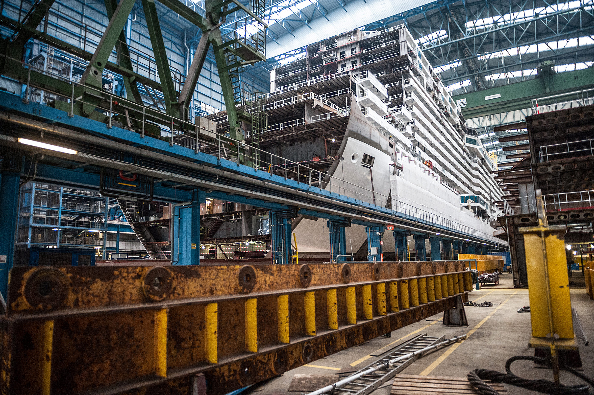 Bauarbeiten an einem Schiff bei der Meyer Werft, Papenburg, Deutschland