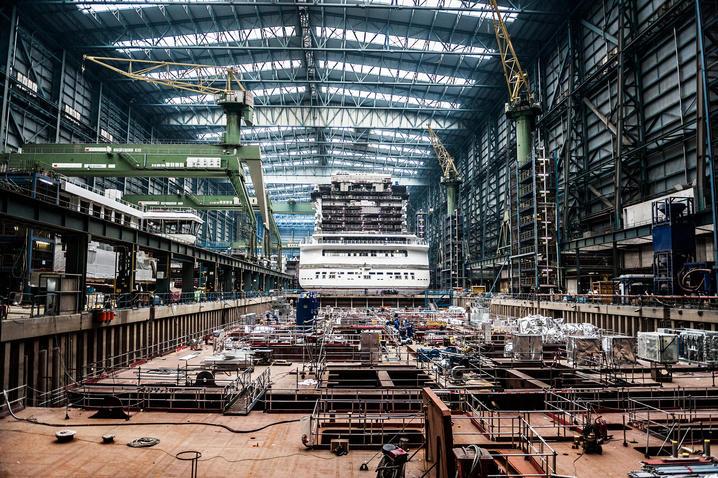 Bauarbeiten an einem Schiff bei der Meyer Werf