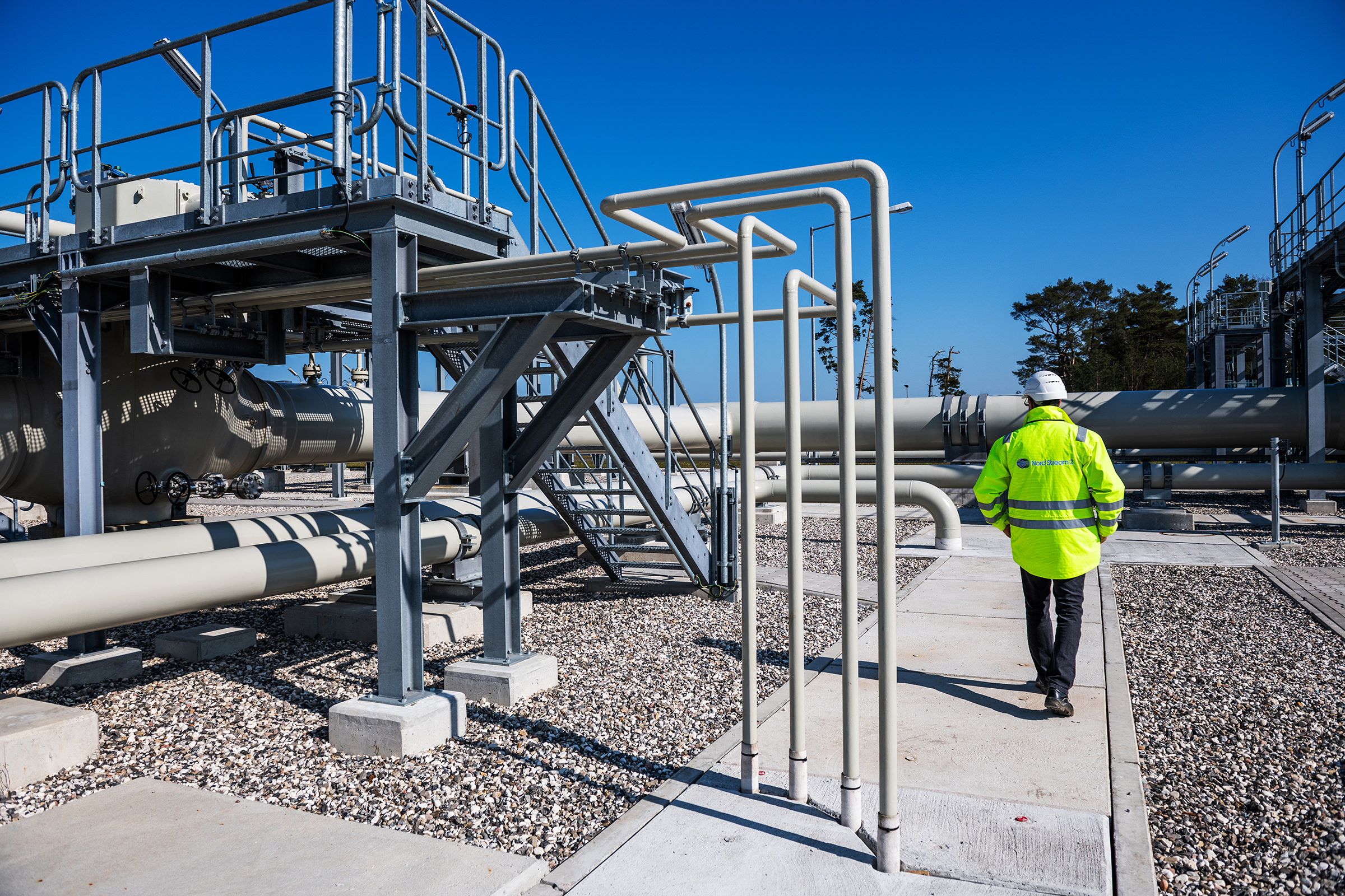 Ein Mitarbeiter von Nord Stream 2 Anlandestation in Lubmin bei Greifswald, die eine Verbindung zwischen Nord Stream 2 und dem europäischen Erdgas-Pipelinenetz darstellt, geht zwischen den Industrieanlagen