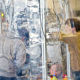 Foto von DESY-Mitarbeitern, die zwischen den wissenschaftlichen Anlagen in Hamburg stehen