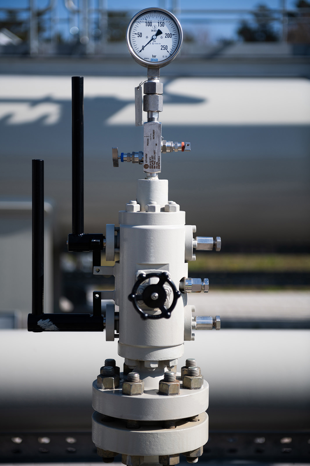 Foto von einem Ventil mit einem industriellen Messgerät in der Nord Stream 2 Anlandestation, die eine Verbindung zwischen Nord Stream 2 und dem europäischen Erdgas-Pipelinenetz darstellt, in Lubmin bei Greifswald