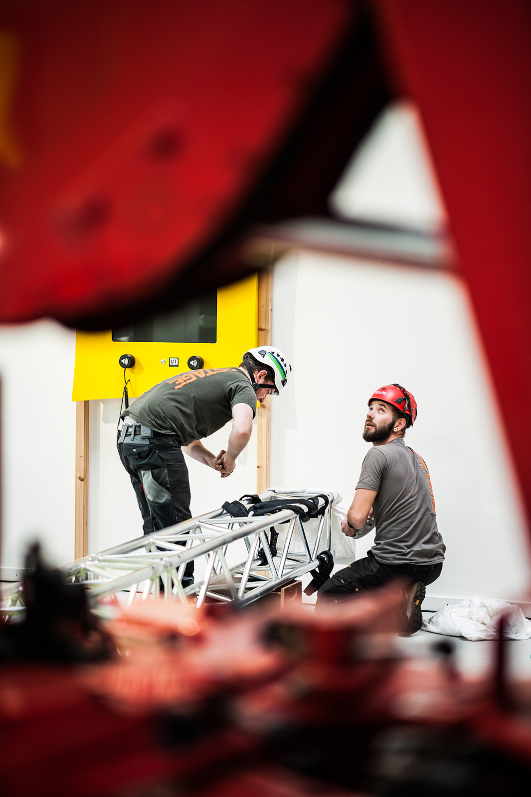 Ein Foto von einem Veranstaltungstechniker und einem Bauarbeiter, die eine Traverse in Hamburg installieren