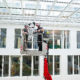 Ein Foto von einem Veranstaltungstechniker und einem Bauarbeiter, die eine Traverse in Hamburg bei Greenpeace installieren