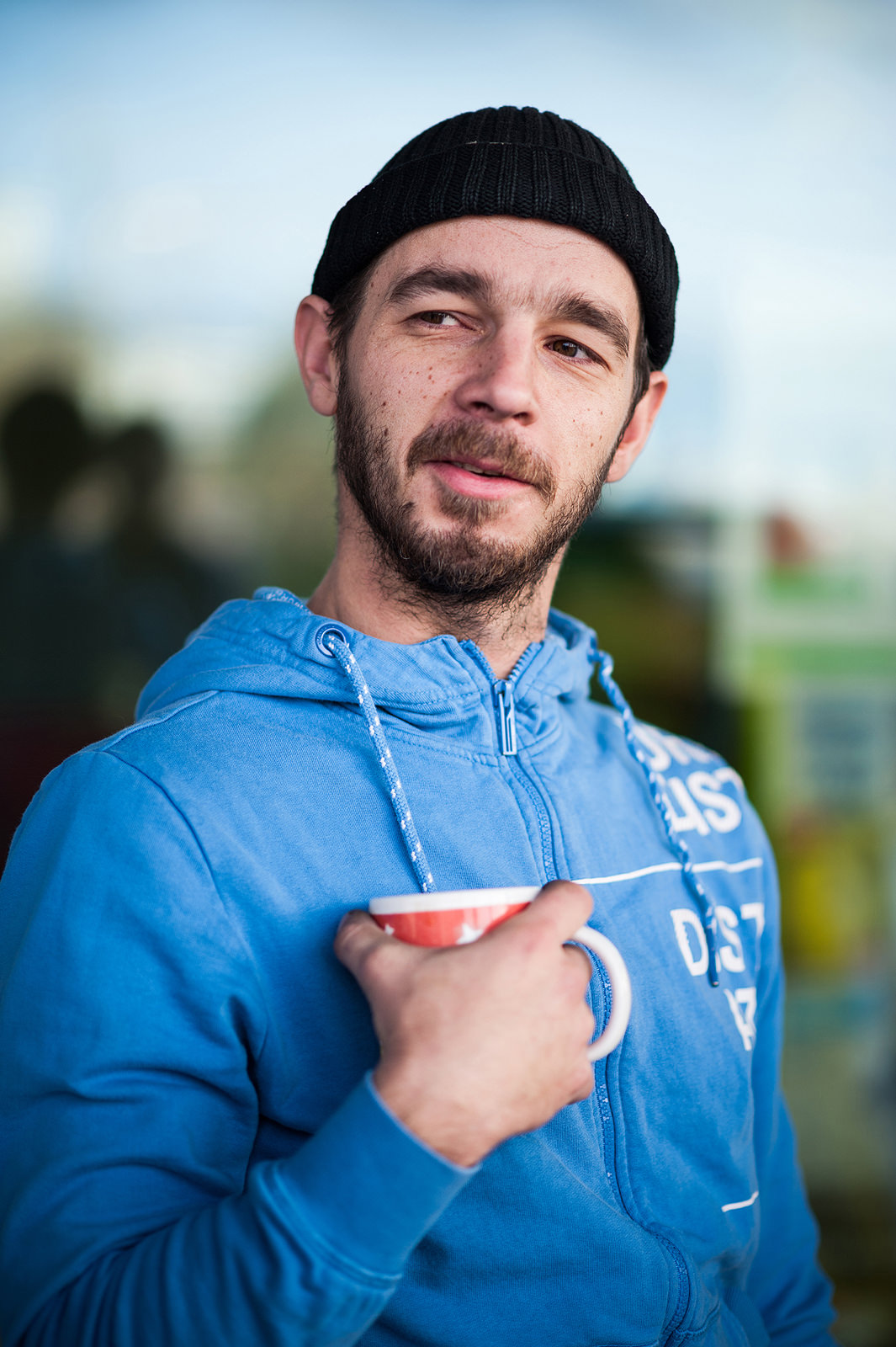 Ein Installationsmitarbeiter macht Pause mit einer Tasse in der Hand, Hamburg, Deutschland