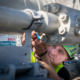 Ein Mitarbeiter von Nord Stream 2 Anlandestation in Lubmin bei Greifswald arbeitet an einer Industrieanlage, die zu der Anlandestation gehört, die eine Verbindung zwischen Nord Stream 2 und dem europäischen Erdgas-Pipelinenetz darstellt