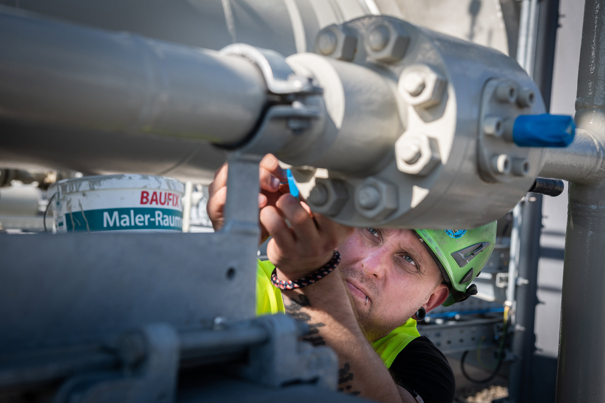 Ein Mitarbeiter von Nord Stream 2 Anlandestation in Lubmin bei Greifswald arbeitet an einer Industrieanlage, die zu der Anlandestation gehört, die eine Verbindung zwischen Nord Stream 2 und dem europäischen Erdgas-Pipelinenetz darstellt
