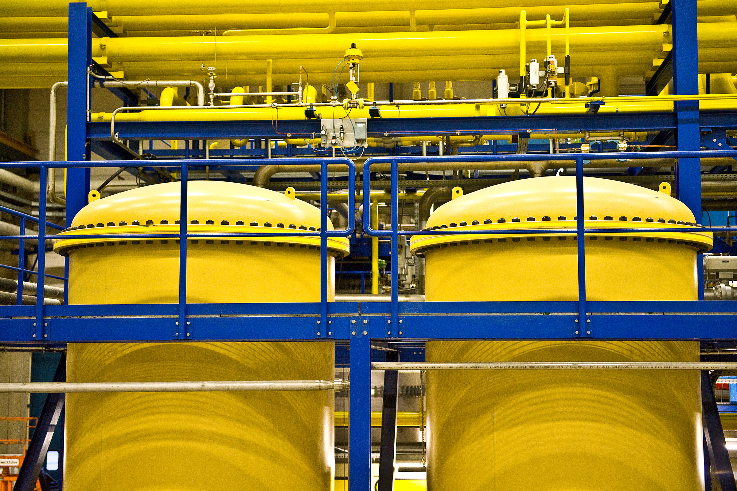 Photo von zwei industriellen Behälter bei DESY in Hamburg