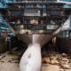 Ein Schiff befindet sich in der Meyer Werft in einer Halle in der Reaparatur, Papenburg, Deutschland