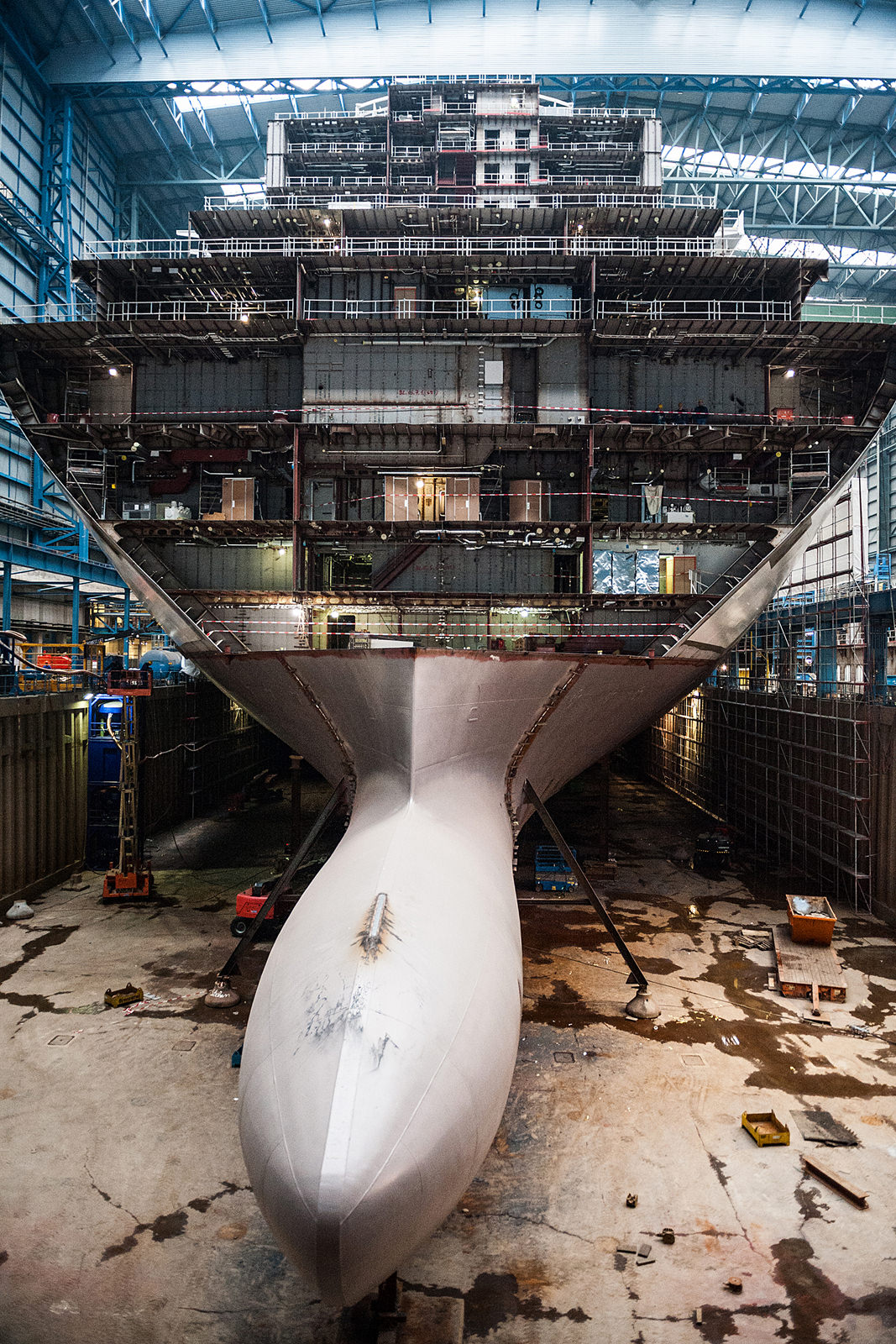 Ein Schiff befindet sich in der Meyer Werft in einer Halle in der Reaparatur, Papenburg, Deutschland