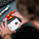 Ein Techniker installiert eine Steckdose mit XLR-Anschluss