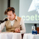 Ein Autor liest auf der Bühne im Theatersaal des Internationalen Literaturfestivals Poetry On The Road in Bremen einen Ausschnitt aus seinem Text vor