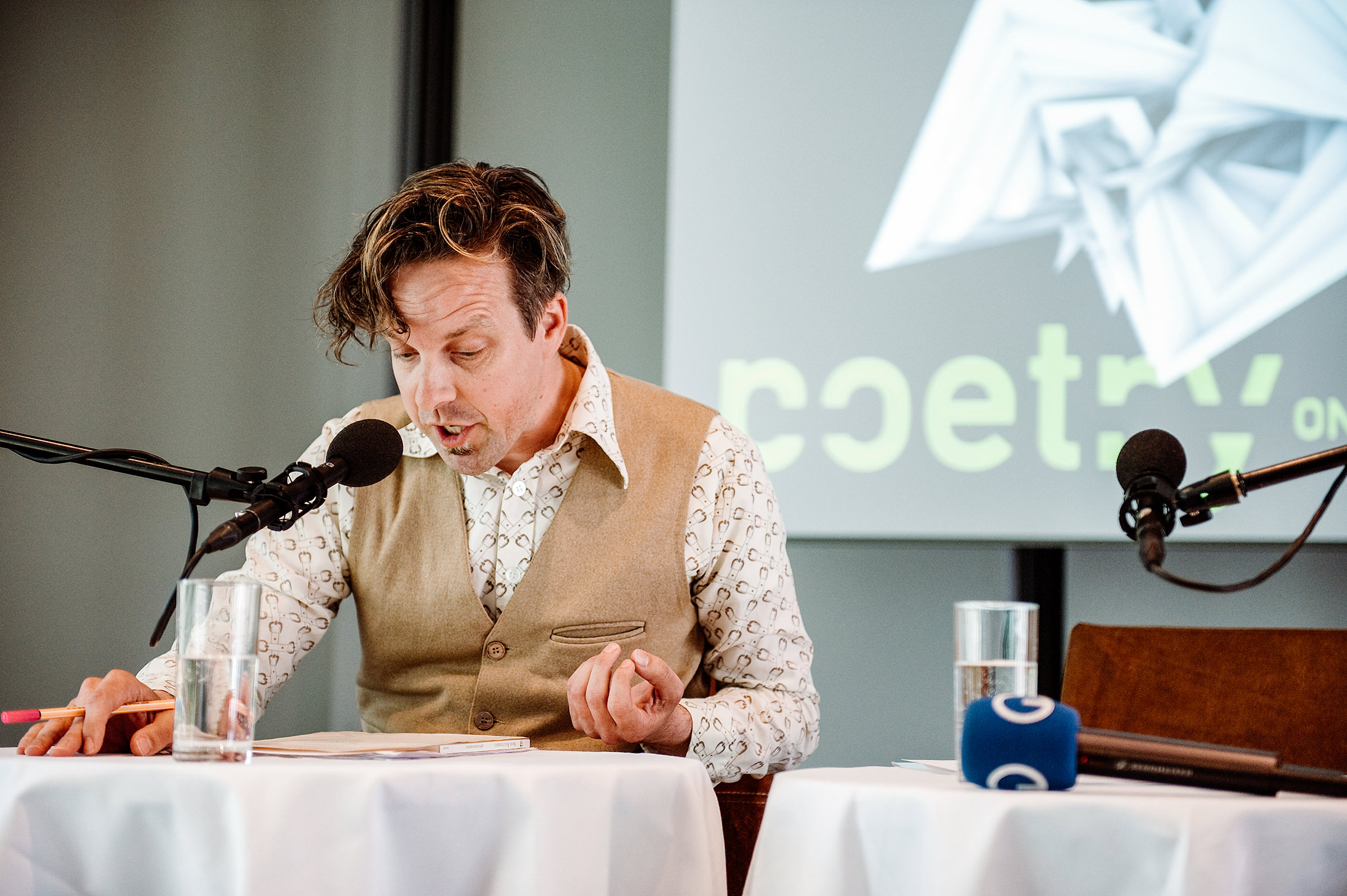 Ein Autor liest auf der Bühne im Theatersaal des Internationalen Literaturfestivals Poetry On The Road in Bremen einen Ausschnitt aus seinem Text vor