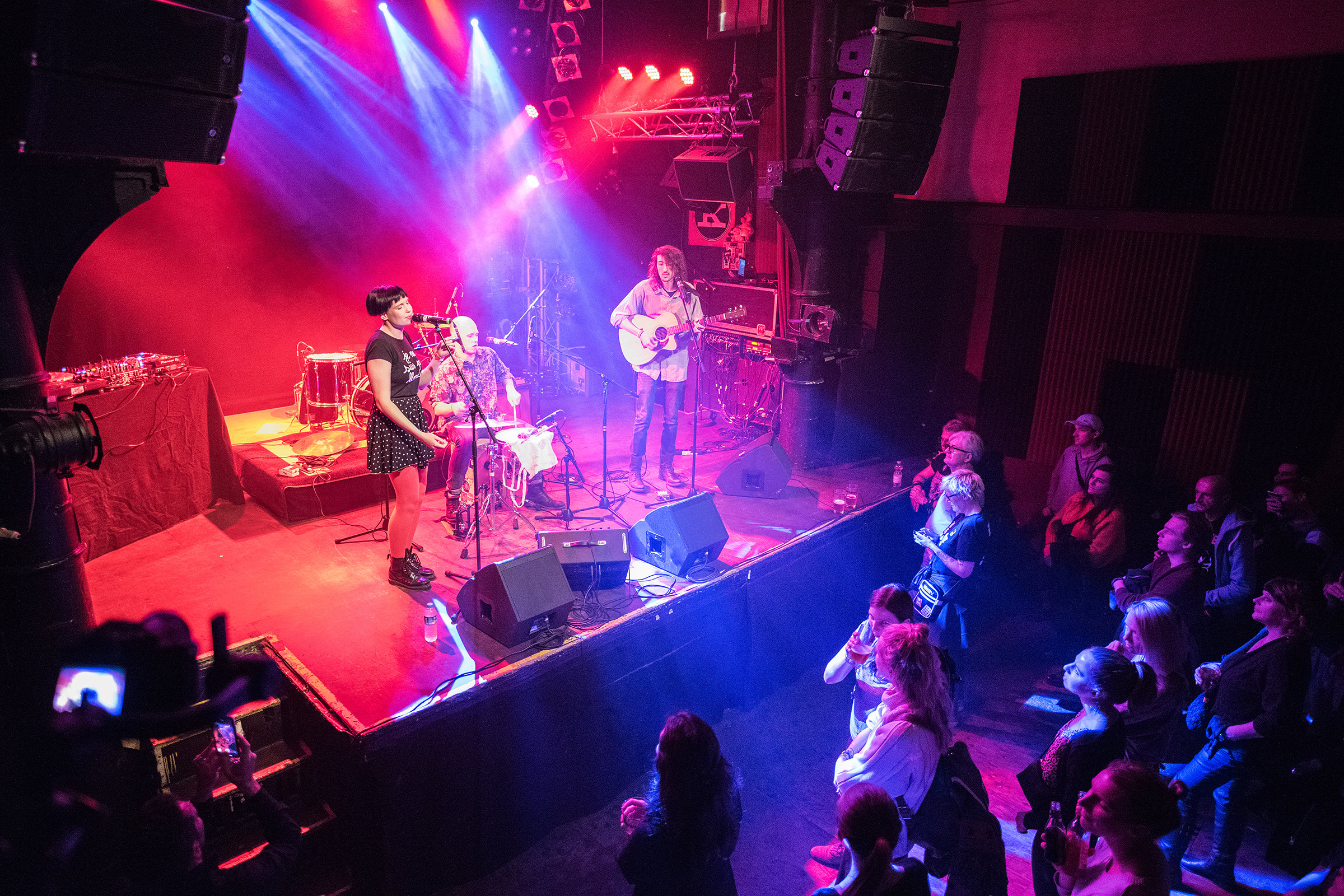 Eine Band spielt vor Publikum bei einem Event im Konzertsaal Knust in Hamburg