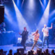 Eine Band spielt im blauen Licht vor Publikum bei einem Event im Veranstaltungsraum Knust in Hamburg,aufgenommen von einem Veranstaltungstfotografen
