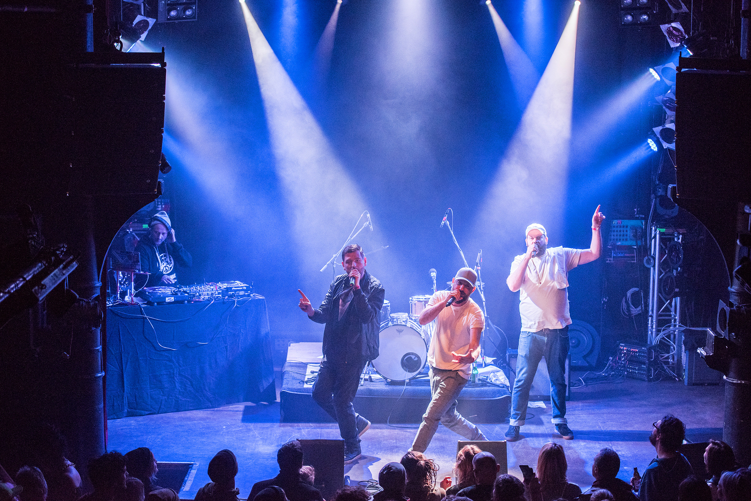 Eine Band spielt im blauen Licht vor Publikum bei einem Event im Veranstaltungsraum Knust in Hamburg,aufgenommen von einem Veranstaltungstfotografen