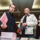 Besucher und Teilnehmer des Internationalen Literaturfestivals Poetry On The Road in Bremen schauen sich Bücher an und werden dabei von einem Eventfotografen fotografiert
