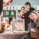 Eine Besucherin sieht sich ein Exponat an bei einem Greenpeace Event in Hamburg und wird dabei von einem professionellen Veranstaltungsfotografen aufgenommen