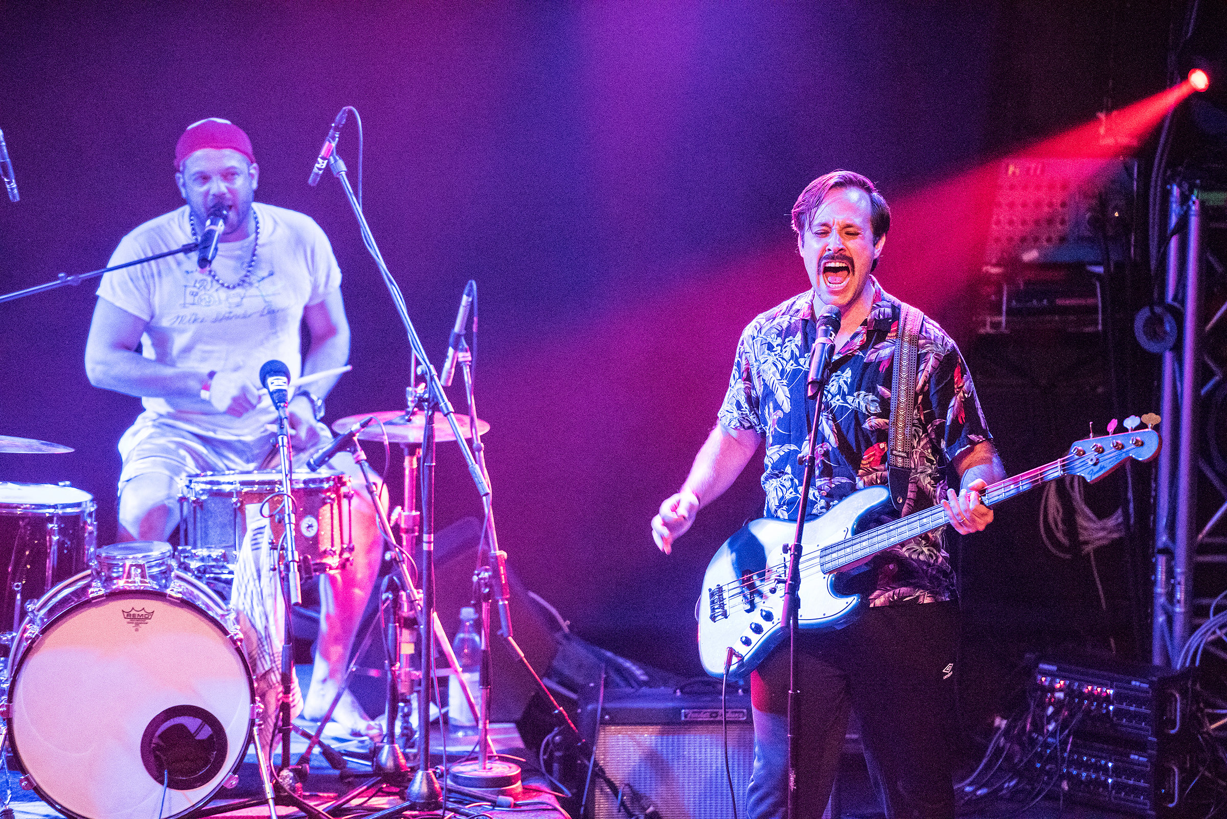 Eine Band spielt im blauen Licht vor Publikum bei einem Greenpeace Event im Konzertsaal Knust in Hamburg