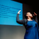 Eine Dichterin liest auf der Bühne im Theatersaal des Internationalen Literaturfestivals Poetry On The Road in Bremen ein Gedicht vor