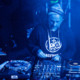Ein DJ bzw. ein Tonmann sitzt an einem Mischpult bei einem Event im Veranstaltungsraum Knust in Hamburg, aufgenommen von einem Eventfotografen
