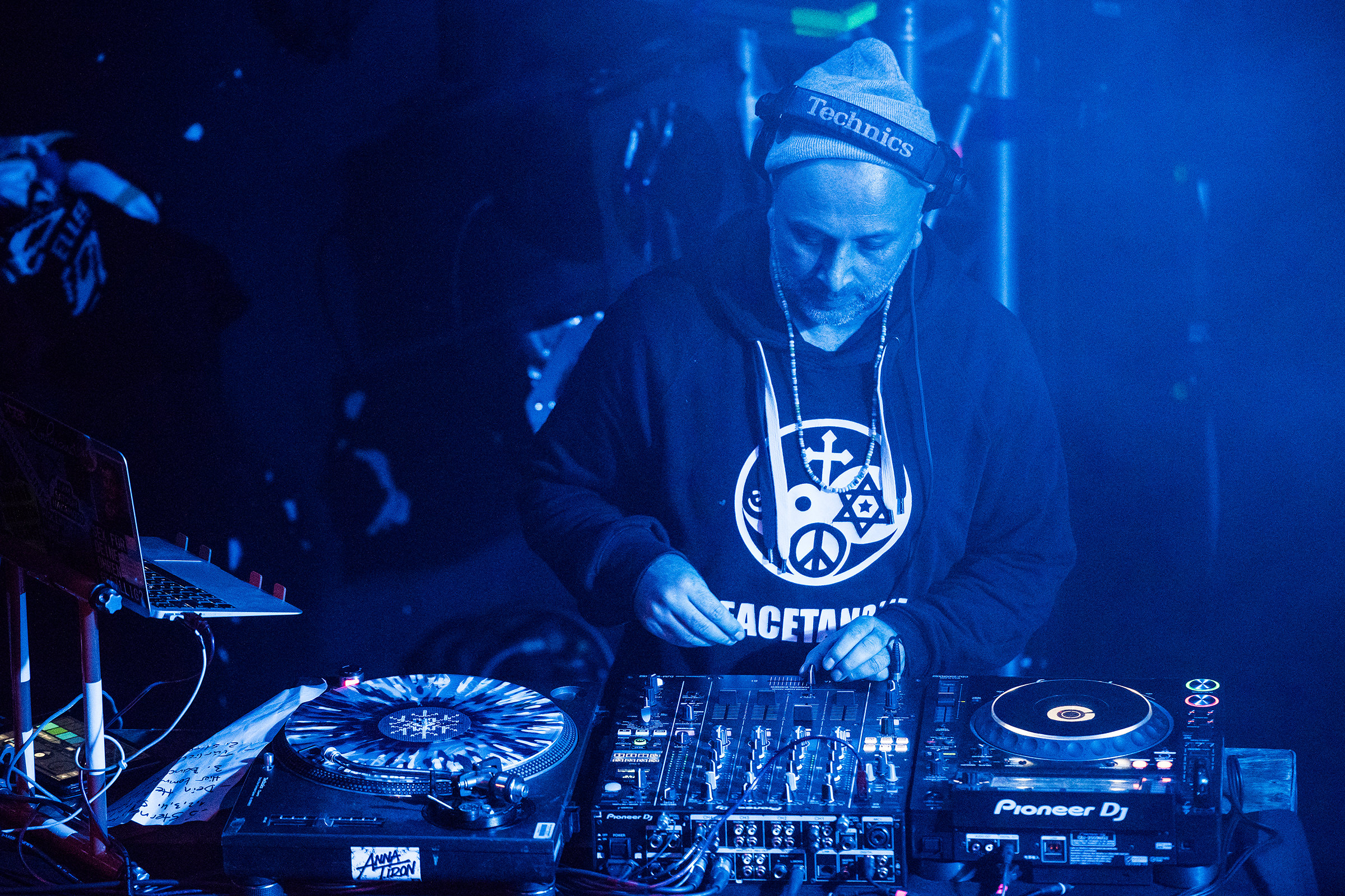 Ein DJ bzw. ein Tonmann sitzt an einem Mischpult bei einem Event im Veranstaltungsraum Knust in Hamburg, aufgenommen von einem Eventfotografen
