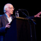 Eventfotografie von einem Autor auf der Bühne im Theatersaal des Internationalen Literaturfestivals Poetry On The Road in Bremen