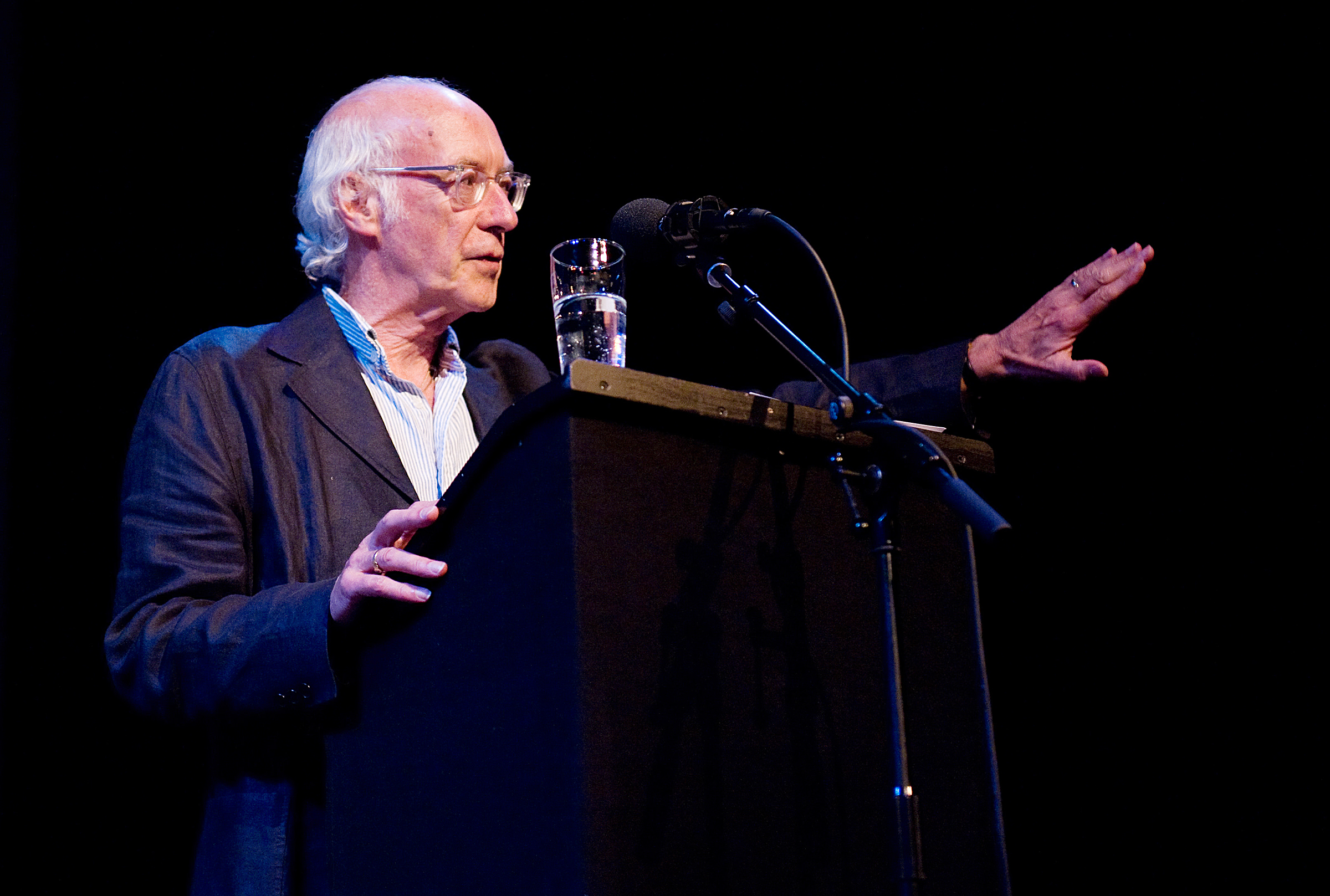Eventfotografie von einem Autor auf der Bühne im Theatersaal des Internationalen Literaturfestivals Poetry On The Road in Bremen