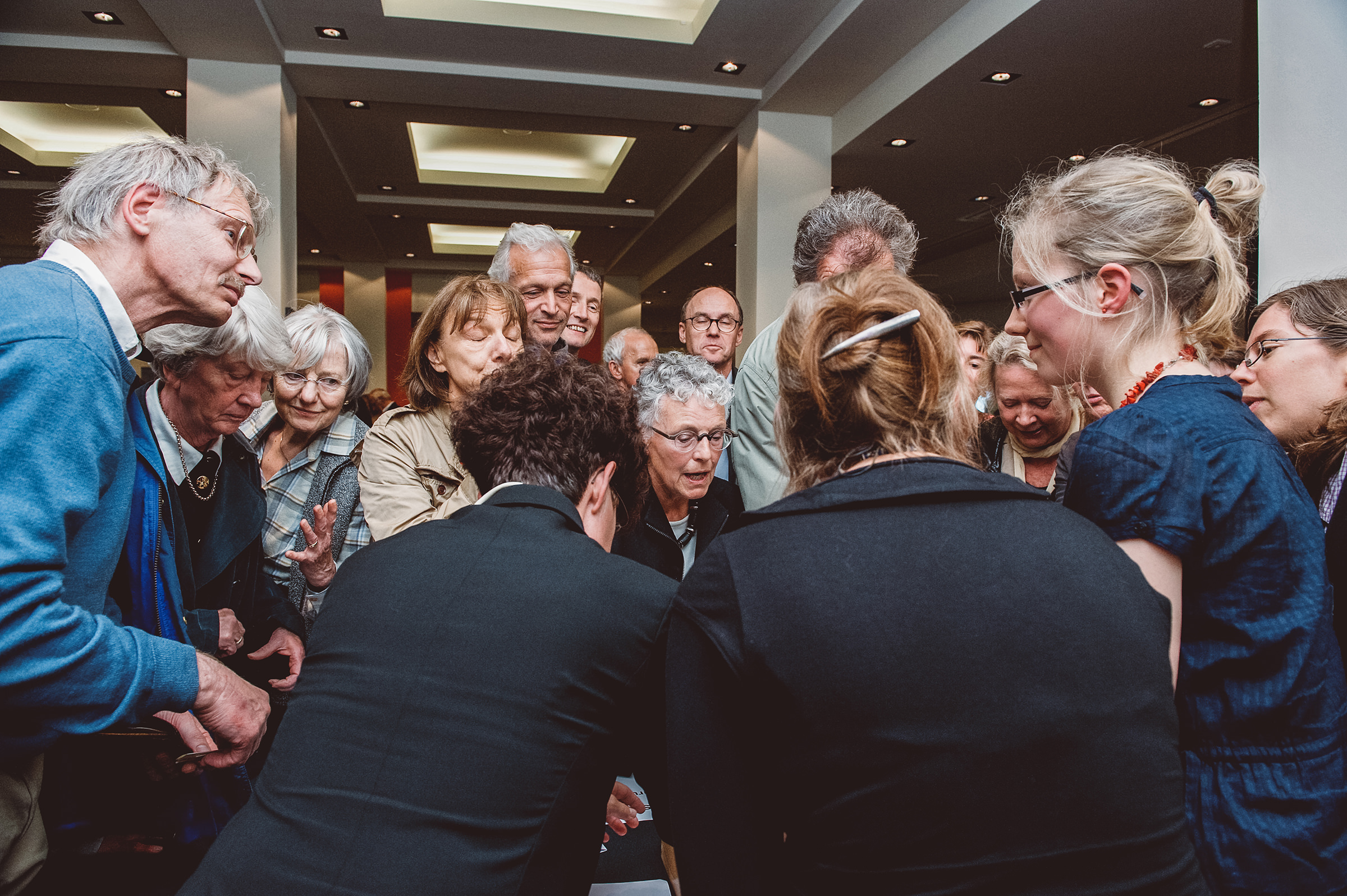 Besucher und Teilnehmer des Events das Internationale Literaturfestival Poetry On The Road in Bremen sehen sich Bücher an und diskutieren