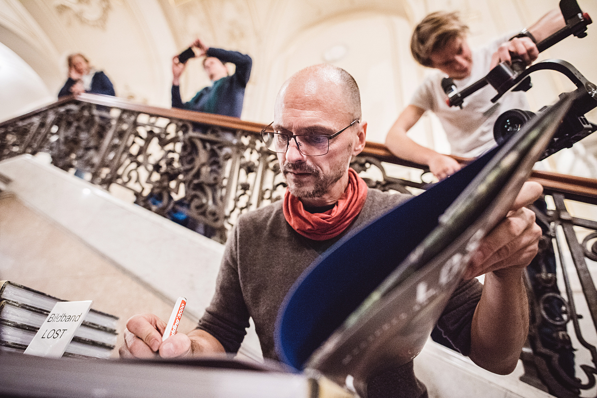 Ein Fotograf signiert sein Buch und wird dabei gefilmt bei einem Event in der Laeiszhalle in Hamburg