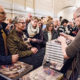 Ein Fotograf unterschreibt seine Bücher im Rahmen einer Veranstaltung in der Laeiszhalle in Hamburg