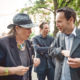 Teilnehmer des Internationalen Literaturfestivals Poetry On The Road in Bremen diskutieren vor dem Theatersaal