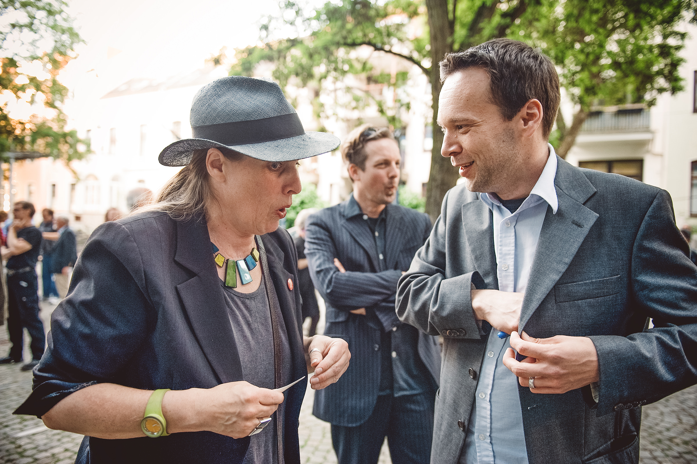 Teilnehmer des Internationalen Literaturfestivals Poetry On The Road in Bremen diskutieren vor dem Theatersaal