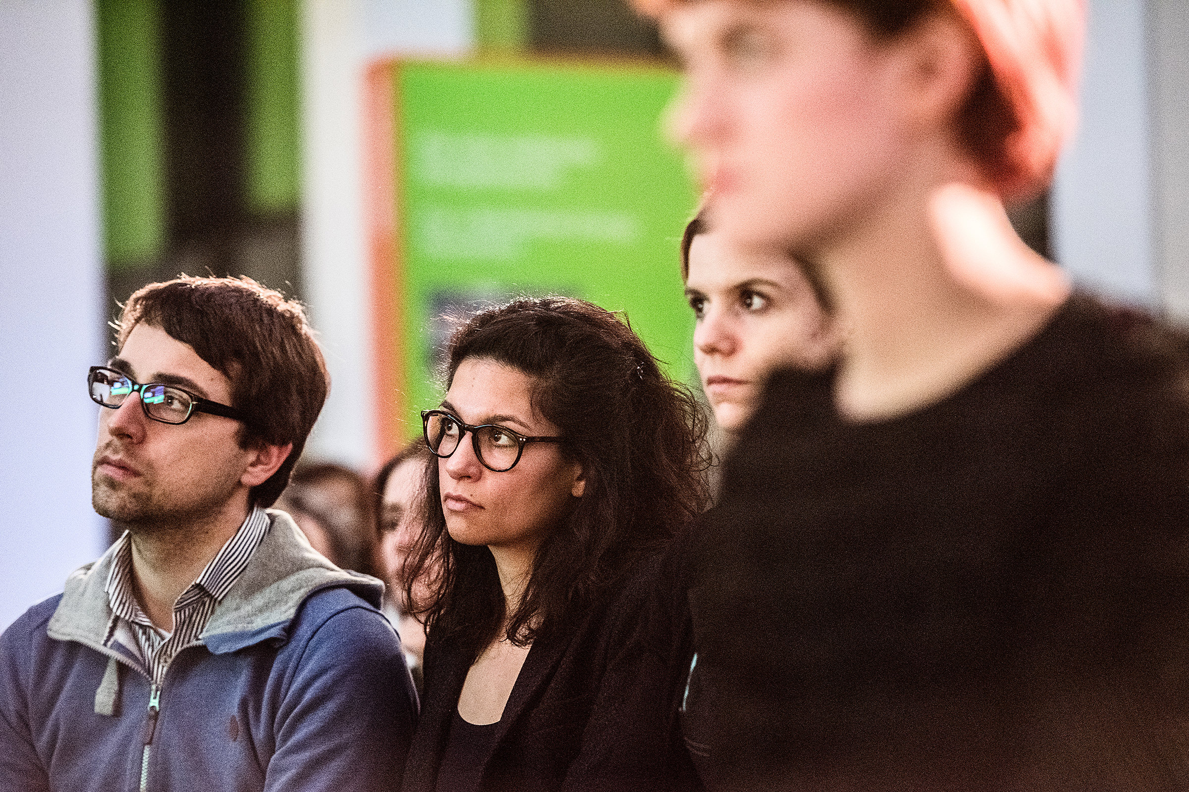 Professionelle Eventfotografie von Zuschauern, die bei Greenpeace bei einem Event in Hamburg sitzen