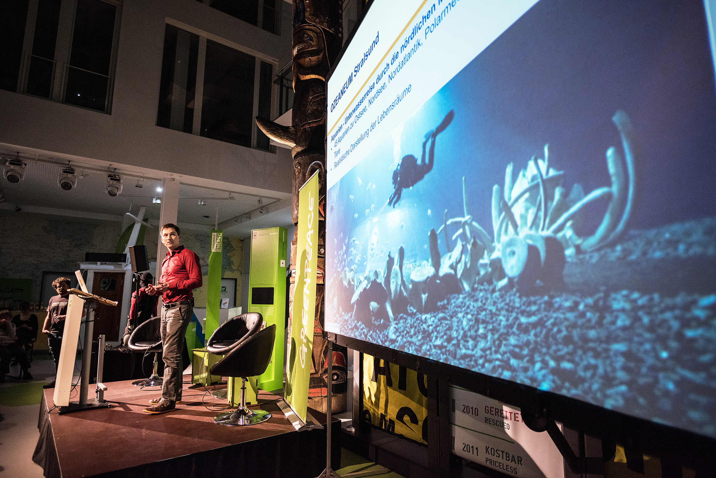 Ein Redner hält einen Vortrag bei einem Greenpeace Event in Hamburg