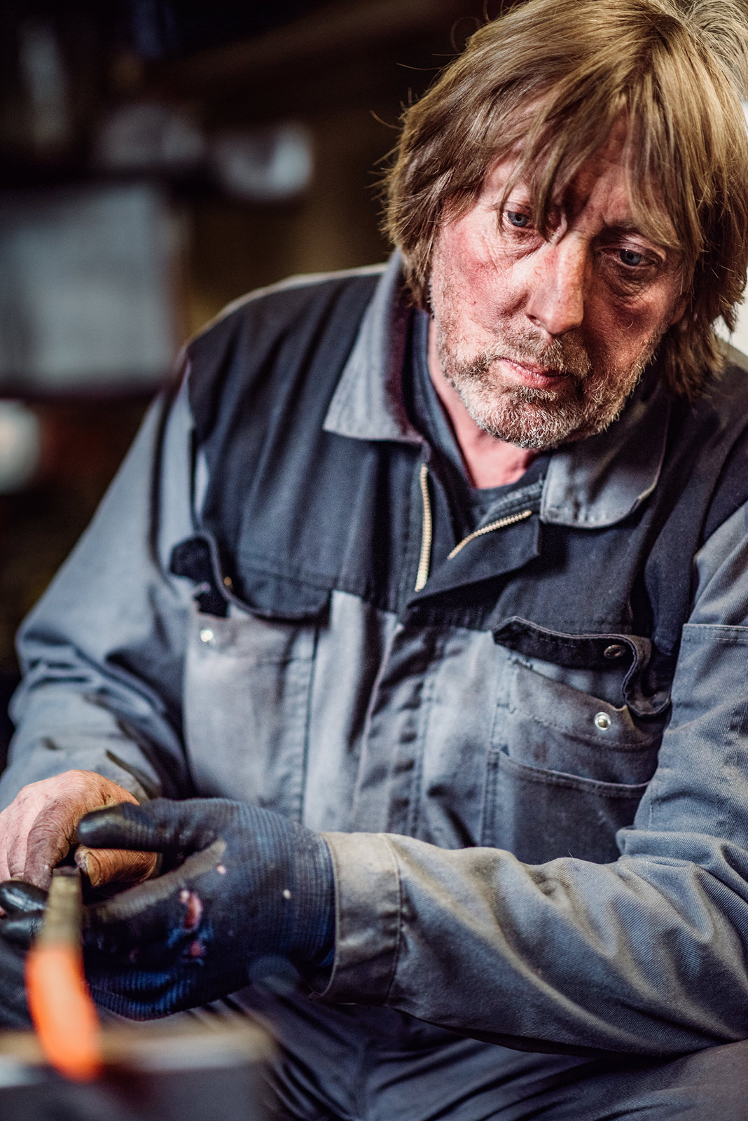 Ein Schmidt arbeitet in seiner Schmiede in Wipptal, Nordtirol, Österreich