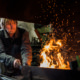 Ein Schmidt hält Eisen im Feuer in Wipptal, Nordtirol, Österreich