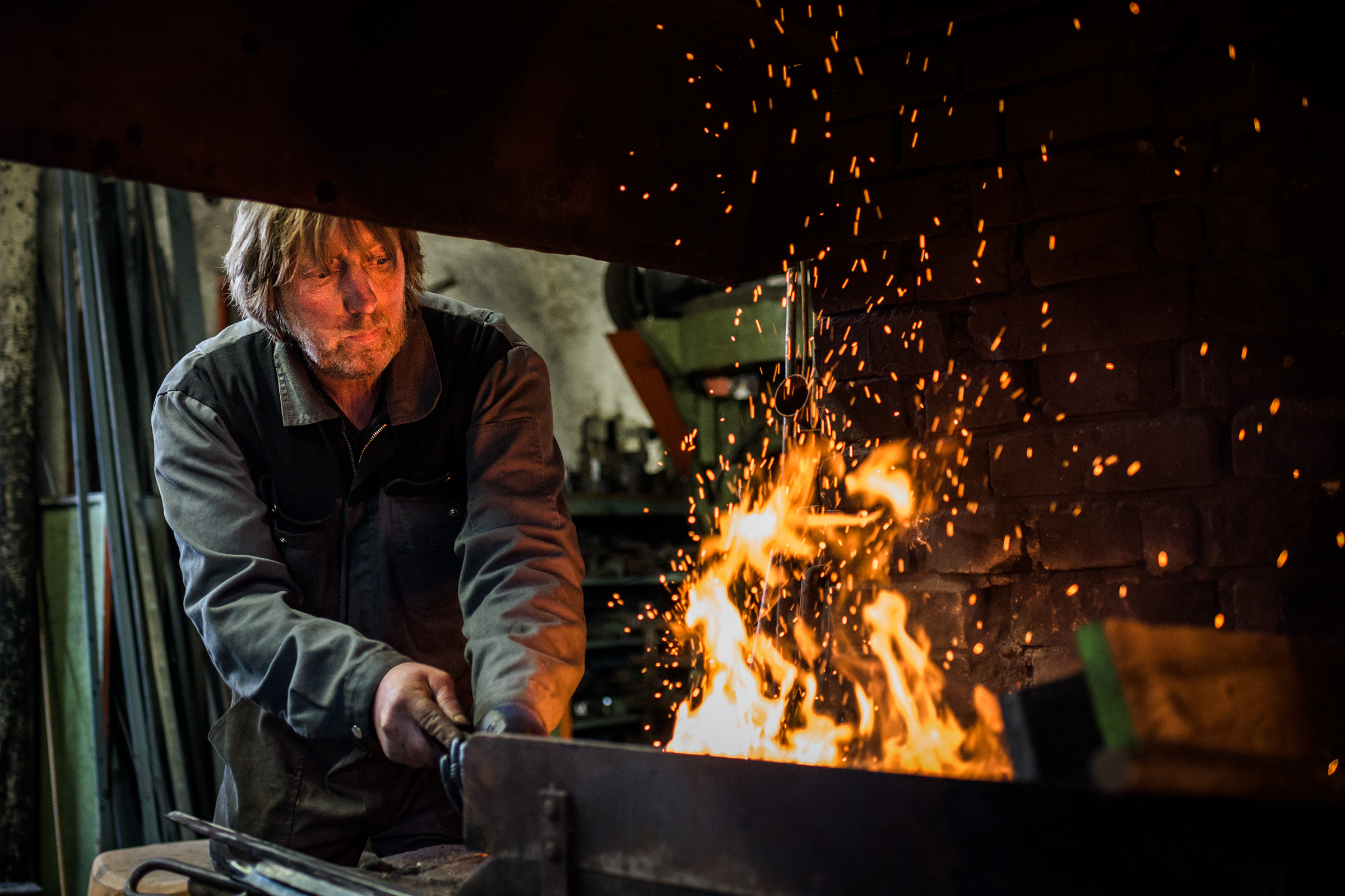 Ein Schmidt hält Eisen im Feuer in Wipptal, Nordtirol, Österreich