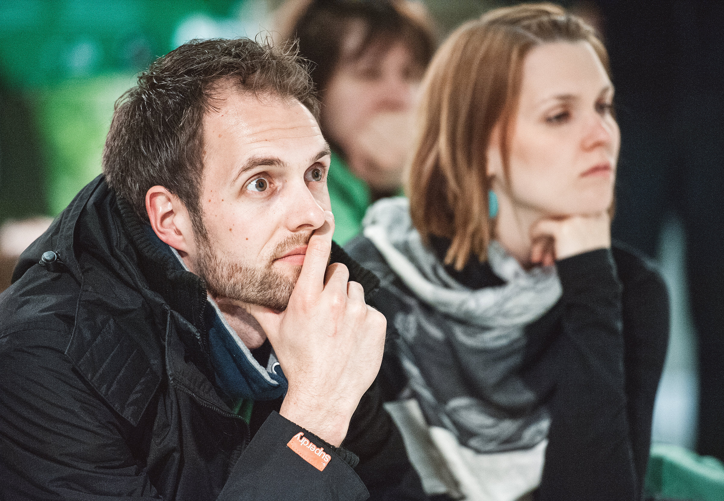 Zuschauer hören sich einen Vortrag eines Experten bei einer Greenpeace Veranstaltung in Hamburg