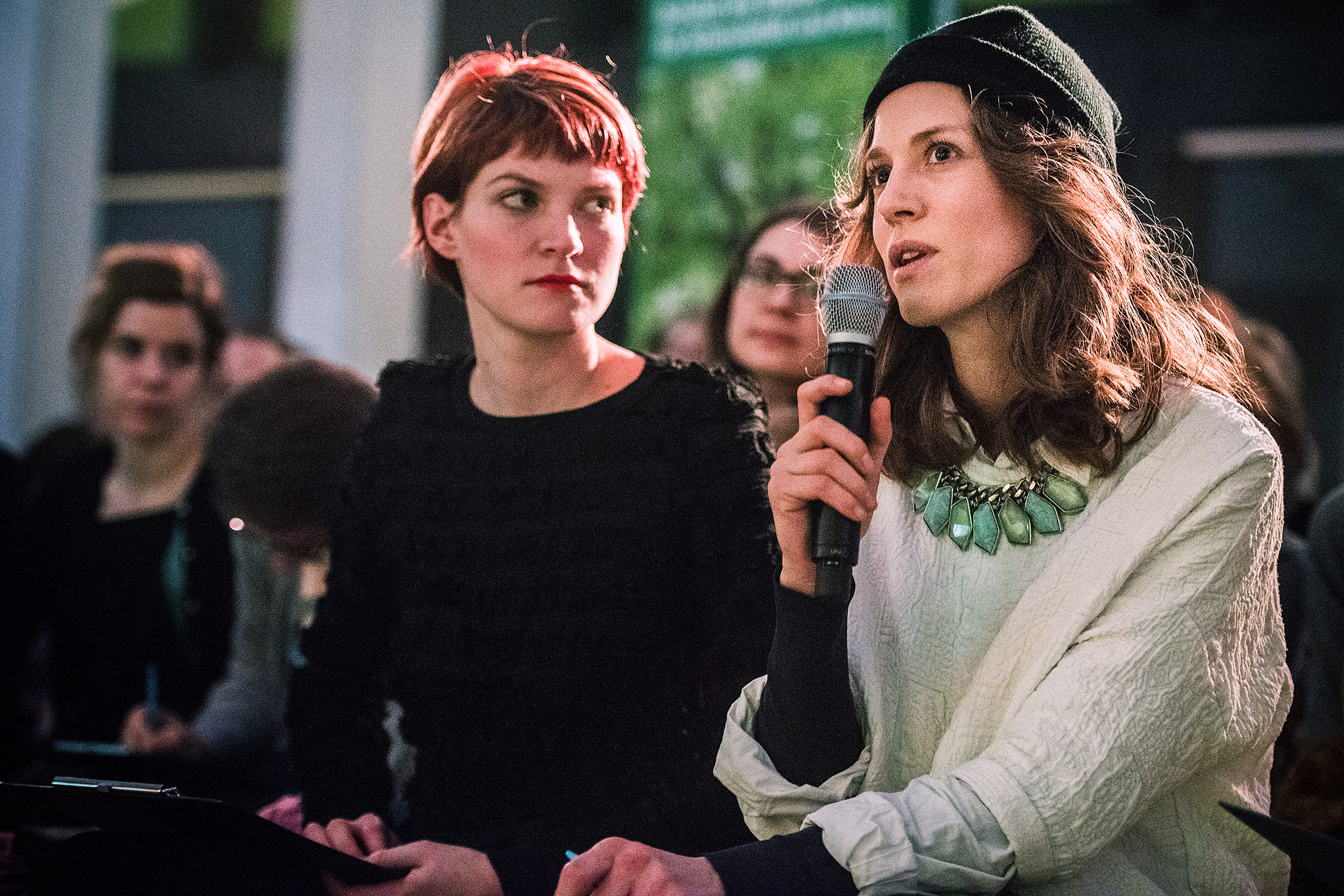 Professionelle Eventfotografie von den Zuschauern aus dem Publikum, die bei einer Greenpeace Veranstaltung in Hamburg diskutieren